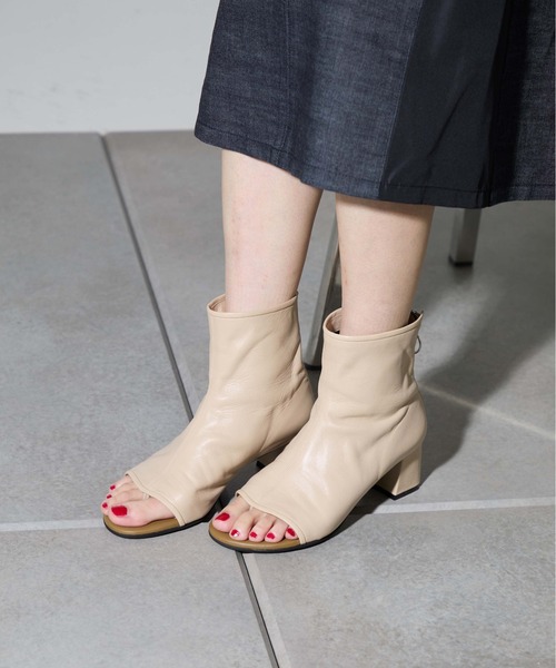 UNITED TOKYO（ユナイテッドトウキョウ）の「ショセットレザーブーティ（ブーツ・レディース・ブラック/ベージュ・1/2）」の16枚目の写真