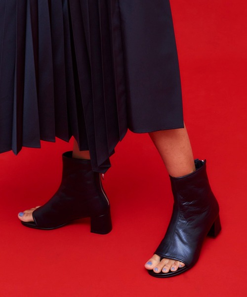 UNITED TOKYO（ユナイテッドトウキョウ）の「ショセットレザーブーティ（ブーツ・レディース・ブラック/ベージュ・1/2）」の18枚目の写真