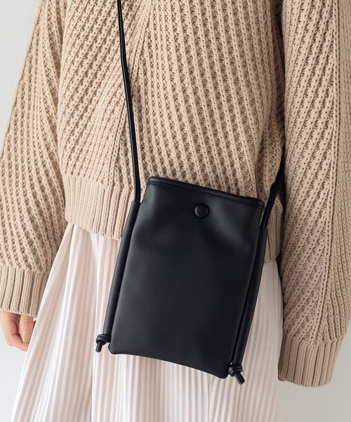 VitaFelice（ヴィータフェリーチェ）の「編み込みスマホポシェットショルダーバッグ（ショルダーバッグ・レディース・ブラック/ホワイト/ナチュラル/チョコ/ベージュ/オリーブ/ベージュ系その他/ブラック系その他・FREE）」の4枚目の写真