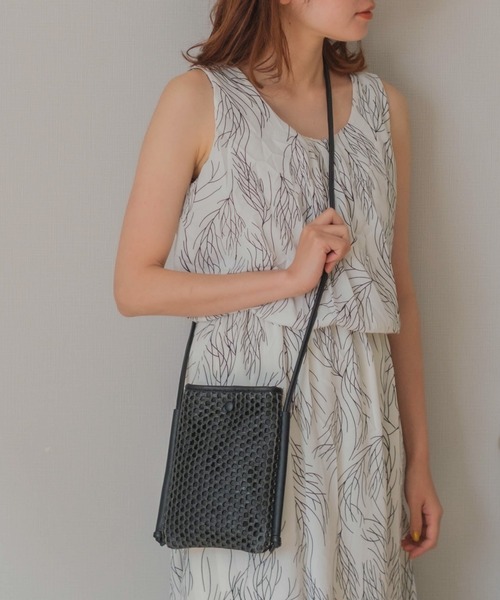 VitaFelice（ヴィータフェリーチェ）の「編み込みスマホポシェットショルダーバッグ（ショルダーバッグ・レディース・ブラック/ホワイト/ナチュラル/チョコ/ベージュ/オリーブ/ベージュ系その他/ブラック系その他・FREE）」の11枚目の写真