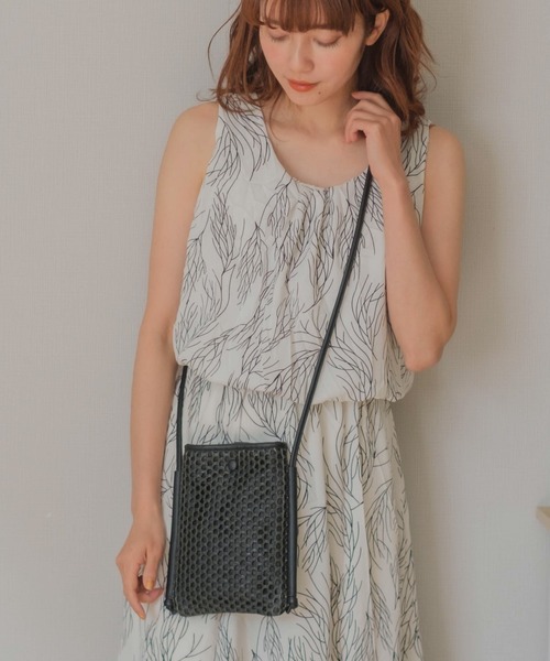 VitaFelice（ヴィータフェリーチェ）の「編み込みスマホポシェットショルダーバッグ（ショルダーバッグ・レディース・ブラック/ホワイト/ナチュラル/チョコ/ベージュ/オリーブ/ベージュ系その他/ブラック系その他・FREE）」の12枚目の写真