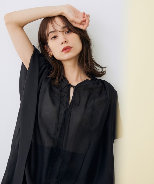 ROPE'（ロペ）の「【新色追加】前後2WAY ボリュームフレンチスリーブブラウス（シャツ/ブラウス・レディース・ベージュ/ブルー系その他4/ダークブラウン/ブラック/パープル/グリーン・38）」の2枚目の写真