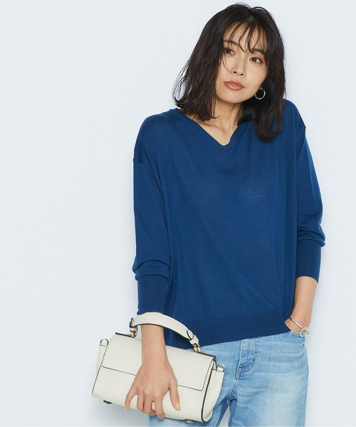 RIVE DROITE（リヴドロワ）の「カラーでスタイリングが楽しめる　カシミヤ混Vネック前後差ニット（ニット/セーター・レディース・ブルー/レッド/チャコールグレー/グレー系その他/バイオレット/レモンイエロー/ブラック/オフホワイト・FREE）」の6枚目の写真