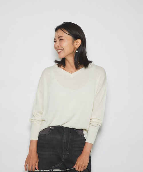 RIVE DROITE（リヴドロワ）の「カラーでスタイリングが楽しめる　カシミヤ混Vネック前後差ニット（ニット/セーター・レディース・ブルー/レッド/チャコールグレー/グレー系その他/バイオレット/レモンイエロー/ブラック/オフホワイト・FREE）」の9枚目の写真