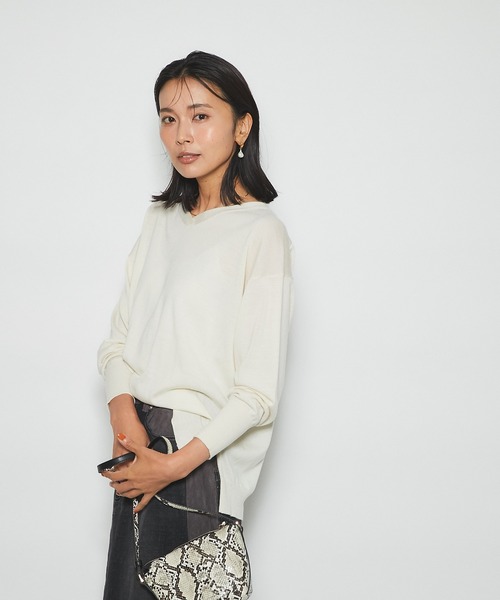 RIVE DROITE（リヴドロワ）の「カラーでスタイリングが楽しめる　カシミヤ混Vネック前後差ニット（ニット/セーター・レディース・ブルー/レッド/チャコールグレー/グレー系その他/バイオレット/レモンイエロー/ブラック/オフホワイト・FREE）」の10枚目の写真