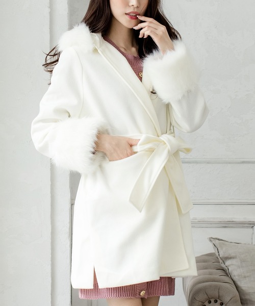 Julia Boutique（ジュリアブティック）の「フェイクファー付きミドル丈ガウンコート/21612（その他アウター・レディース・ブラック/オフホワイト/ライトベージュ/ピンク/グレー・ONE）」の2枚目の写真