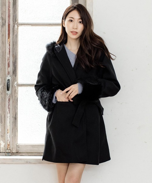 Julia Boutique（ジュリアブティック）の「フェイクファー付きミドル丈ガウンコート/21612（その他アウター・レディース・ブラック/オフホワイト/ライトベージュ/ピンク/グレー・ONE）」の3枚目の写真