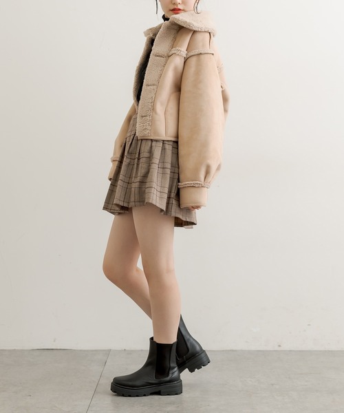 OLIVE des OLIVE(オリーブデオリーブ)の「クロップド丈リバーシブルムートンコート(トレンチコート・レディース・オフホワイト/ライトブラウン・FREE)」の4枚目の写真