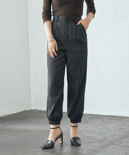 ECRIRE（エクリール）の「【TOMOコラボ】2タックジョガーパンツ【セットアップ対応】（その他パンツ・レディース・ブラック/ベージュ/グレー/モカ・M/L）」の2枚目の写真