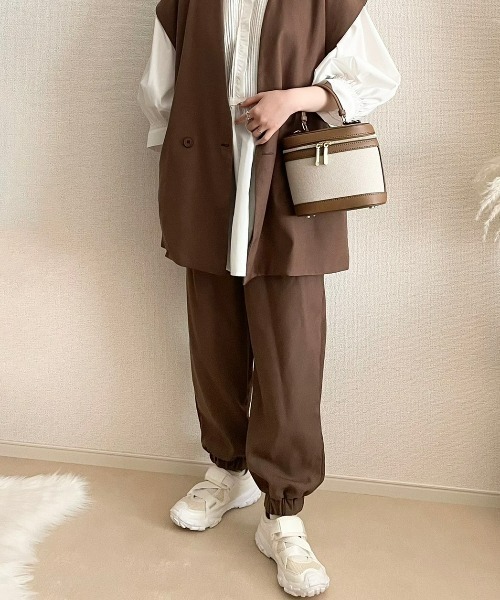 ECRIRE（エクリール）の「【TOMOコラボ】2タックジョガーパンツ【セットアップ対応】（その他パンツ・レディース・ブラック/ベージュ/グレー/モカ・M/L）」の3枚目の写真