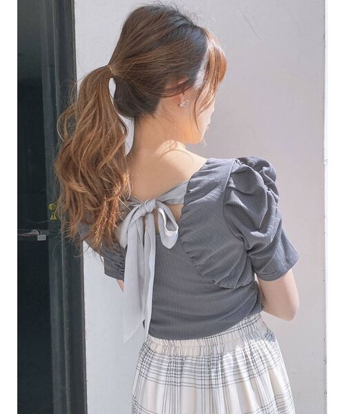 dazzlin（ダズリン）の「バックリボンコンパクトカットソー（Tシャツ/カットソー・レディース・チャコールグレー/パープル/オフホワイト/ブルー/モカ/ブラウン・FREE）」の2枚目の写真