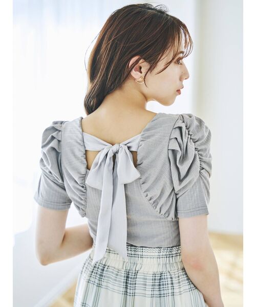 dazzlin（ダズリン）の「バックリボンコンパクトカットソー（Tシャツ/カットソー・レディース・チャコールグレー/パープル/オフホワイト/ブルー/モカ/ブラウン・FREE）」の7枚目の写真