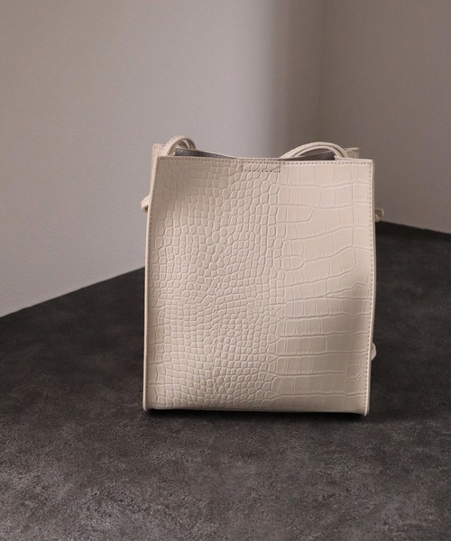 Honeys（ハニーズ）の「スクエアショルダーＢａｇ（ショルダーバッグ・レディース・ブラック/グレイッシュベージュ/アイボリー/モカ/グリーン/ダークブラウン/イエロー/ホワイト・FREE）」の3枚目の写真