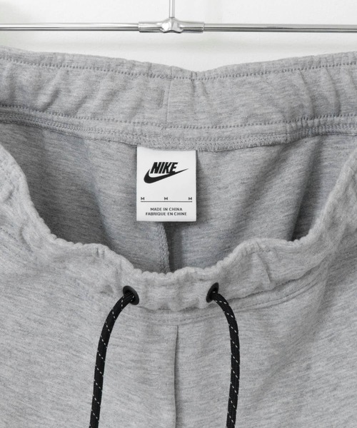 NIKE(ナイキ)の「NIKE テックフリース ショート(その他パンツ・メンズ・グレー/ブラック・MEDIUM/LARGE)」の5枚目の写真