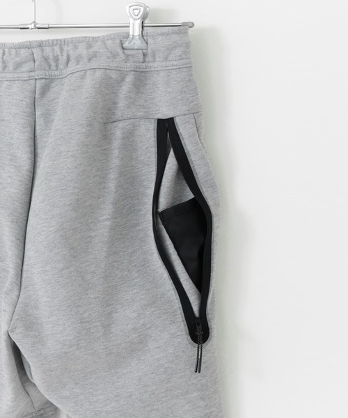 NIKE(ナイキ)の「NIKE テックフリース ショート(その他パンツ・メンズ・グレー/ブラック・MEDIUM/LARGE)」の3枚目の写真