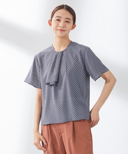 J.PRESS(ジェイプレス)の「【2WAY】幾何プリント ボウタイ カットソー(Tシャツ/カットソー・レディース・ネイビー系5/ホワイト系5・T13/T15)」の2枚目の写真