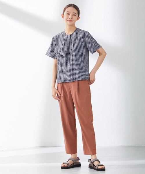 J.PRESS(ジェイプレス)の「【2WAY】幾何プリント ボウタイ カットソー(Tシャツ/カットソー・レディース・ネイビー系5/ホワイト系5・T13/T15)」の4枚目の写真