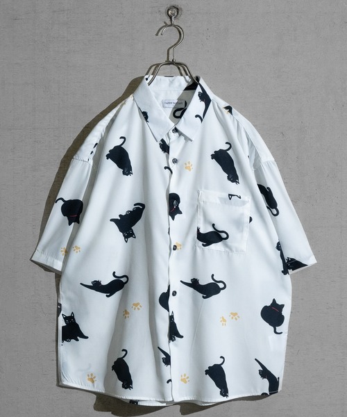 JOHN'S CLOSET(ジョンズクローゼット)の「【a】とろみシルクタッチ アソートアニマル柄 ルーズサイズ 半袖シャツ(シャツ/ブラウス・メンズ・ホワイト/ブラック×グリーン/チャコールグレー/ブラック×ブルー/ブラック×ピンク/ブラック系その他2/ブラック系その他4/ブラック系その他/ブルー/ブラック系その他3/ブラック系2/ブルー系1/ネイビー系1/グレー系1/ブラック系1/ホワイト系4/ホワイト系2/ホワイト系1/ブラック系4・MEDIUM/LARGE)」の4枚目の写真