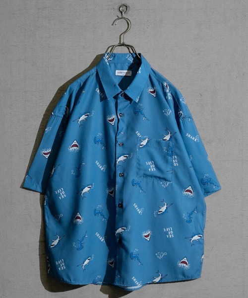 JOHN'S CLOSET(ジョンズクローゼット)の「【a】とろみシルクタッチ アソートアニマル柄 ルーズサイズ 半袖シャツ(シャツ/ブラウス・メンズ・ホワイト/ブラック×グリーン/チャコールグレー/ブラック×ブルー/ブラック×ピンク/ブラック系その他2/ブラック系その他4/ブラック系その他/ブルー/ブラック系その他3/ブラック系2/ブルー系1/ネイビー系1/グレー系1/ブラック系1/ホワイト系4/ホワイト系2/ホワイト系1/ブラック系4・MEDIUM/LARGE)」の19枚目の写真