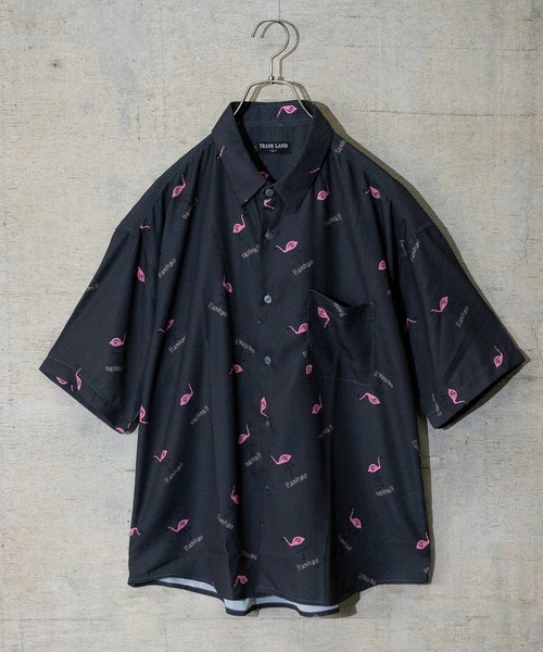 JOHN'S CLOSET(ジョンズクローゼット)の「【a】とろみシルクタッチ アソートアニマル柄 ルーズサイズ 半袖シャツ(シャツ/ブラウス・メンズ・ホワイト/ブラック×グリーン/チャコールグレー/ブラック×ブルー/ブラック×ピンク/ブラック系その他2/ブラック系その他4/ブラック系その他/ブルー/ブラック系その他3/ブラック系2/ブルー系1/ネイビー系1/グレー系1/ブラック系1/ホワイト系4/ホワイト系2/ホワイト系1/ブラック系4・MEDIUM/LARGE)」の1枚目の写真