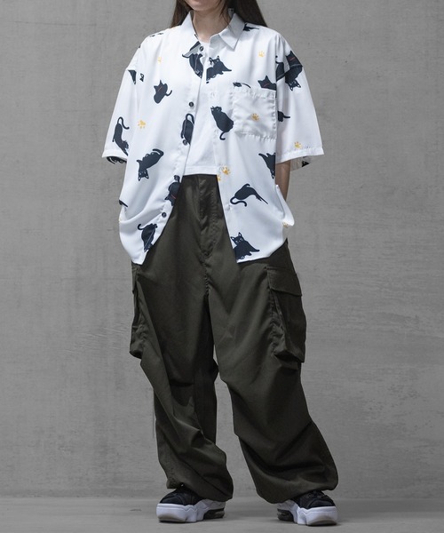 JOHN'S CLOSET(ジョンズクローゼット)の「【a】とろみシルクタッチ アソートアニマル柄 ルーズサイズ 半袖シャツ(シャツ/ブラウス・メンズ・ホワイト/ブラック×グリーン/チャコールグレー/ブラック×ブルー/ブラック×ピンク/ブラック系その他2/ブラック系その他4/ブラック系その他/ブルー/ブラック系その他3/ブラック系2/ブルー系1/ネイビー系1/グレー系1/ブラック系1/ホワイト系4/ホワイト系2/ホワイト系1/ブラック系4・MEDIUM/LARGE)」の22枚目の写真