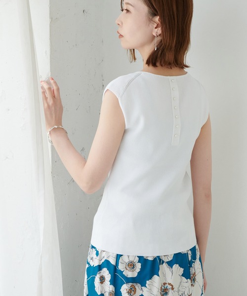ROPE' PICNIC(ロペピクニック)の「後ろパールフレンチニットプルオーバー(ニット/セーター・レディース・ブラック/オフホワイト/ブルー/イエロー・38)」の2枚目の写真