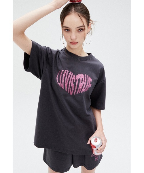 トップス true love LUVISTRUE（ラヴイズトゥルー）の「A'GEM/9 × .kom『LUV IS TRUE/ラブ