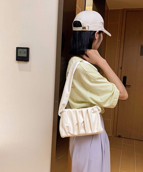 shopnikoniko(ショップニコニコ)の「韓国風 ワンハンドル ギャザーバッグ(ハンドバッグ・レディース・ブラック/ホワイト・フリー)」の5枚目の写真