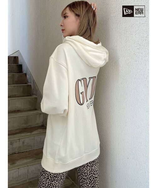 GYDA（ジェイダ）の「GYDA×NEW ERA BackLogo Big フーディー（Tシャツ/カットソー・レディース・オフホワイト/ブラック・LARGE）」の4枚目の写真