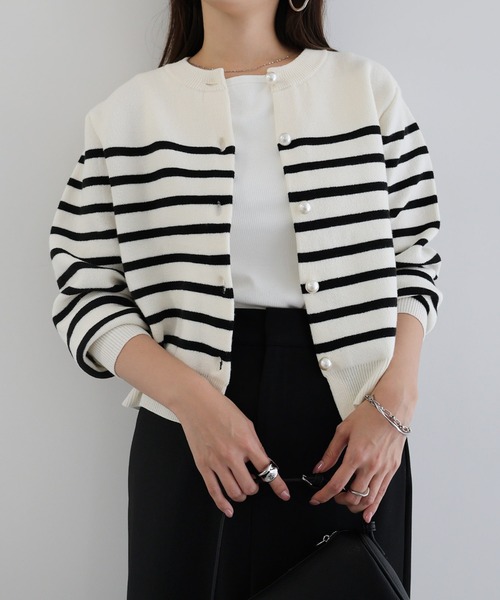 andme（アンドミー）の「【新色追加】パールボタン無地ボーダー長袖ニットカーディガン（カーディガン/ボレロ・レディース・グレー/アイボリー/キャメル/ブラック/ブラウン/ホワイト×ブラック/ネイビー・M/L）」の3枚目の写真
