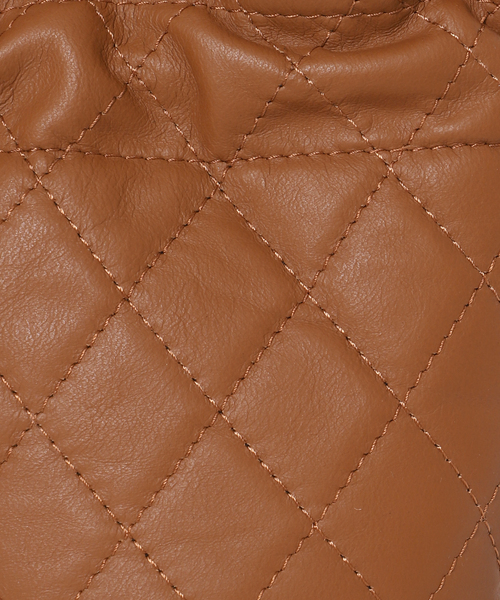 AULENTTI（オウレンティ）の「【AULENTTI/オウレンティ】チェーン巾着バッグ（ショルダーバッグ・レディース・ブラック/キャメル・FREE）」の13枚目の写真