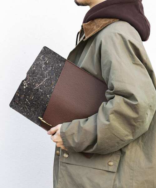 URBAN RESEARCH DOORS(アーバンリサーチドアーズ)の「『WEB限定』commpost PC CASE(13インチ対応)(その他雑貨・レディース・ブラウン/グリーン・FREE)」の8枚目の写真