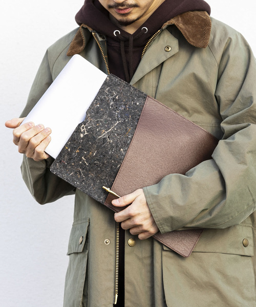 URBAN RESEARCH DOORS(アーバンリサーチドアーズ)の「『WEB限定』commpost PC CASE(13インチ対応)(その他雑貨・レディース・ブラウン/グリーン・FREE)」の9枚目の写真