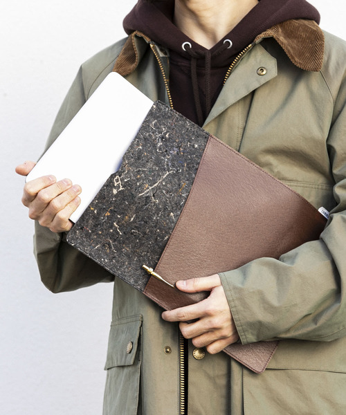 URBAN RESEARCH DOORS(アーバンリサーチドアーズ)の「『WEB限定』commpost PC CASE(13インチ対応)(その他雑貨・レディース・ブラウン/グリーン・FREE)」の10枚目の写真
