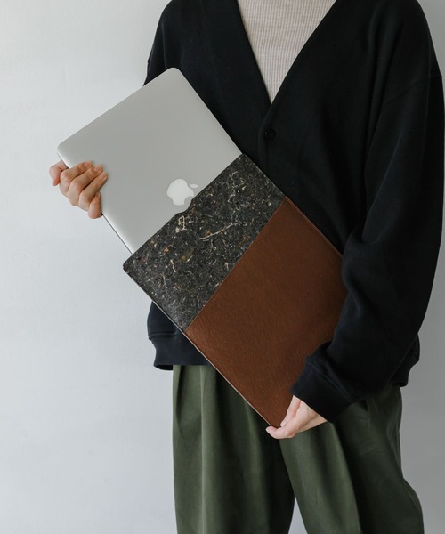 URBAN RESEARCH DOORS(アーバンリサーチドアーズ)の「『WEB限定』commpost PC CASE(13インチ対応)(その他雑貨・レディース・ブラウン/グリーン・FREE)」の12枚目の写真