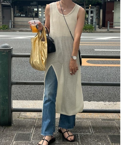 ISOOK(アイスー)の「Slit design mesh knit one-piece(chiica select) / スリットデザインメッシュニットワンピース(ワンピース・レディース・ブラック/アイボリー・FREE)」の5枚目の写真