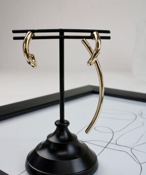 sea,ds mara（シーズマーラ）の「【Sea’ds mara】Asymmetry swing pierce（ピアス（両耳用）・レディース・シルバー/ゴールド・FREE）」の2枚目の写真