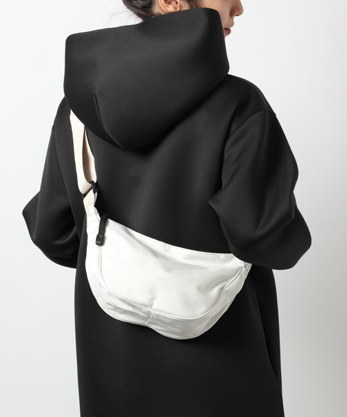 MAISON BREEZE（メゾンブリーズ）の「【MAISON BREEZE】ハーフムーン型 シンプルショルダーバッグ KNF049（ショルダーバッグ・レディース・ダークグレー/アイボリー/ブラック/オレンジ・FREE）」の2枚目の写真