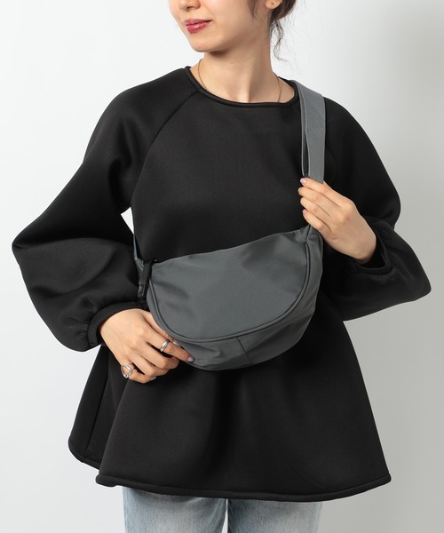 MAISON BREEZE（メゾンブリーズ）の「【MAISON BREEZE】ハーフムーン型 シンプルショルダーバッグ KNF049（ショルダーバッグ・レディース・ダークグレー/アイボリー/ブラック/オレンジ・FREE）」の4枚目の写真