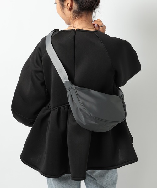 MAISON BREEZE（メゾンブリーズ）の「【MAISON BREEZE】ハーフムーン型 シンプルショルダーバッグ KNF049（ショルダーバッグ・レディース・ダークグレー/アイボリー/ブラック/オレンジ・FREE）」の17枚目の写真