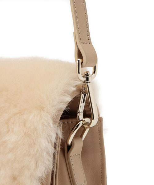 ROSE BUD（ローズバッド）の「(M&Z) M03206 LEATHER/BOA SML FLAP SHOULDER BAG[結婚式＆パーティー]（ショルダーバッグ・レディース・ライトベージュ/ブラック/ダークベージュ・ONE SIZE）」の9枚目の写真