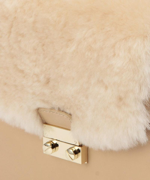 ROSE BUD（ローズバッド）の「(M&Z) M03206 LEATHER/BOA SML FLAP SHOULDER BAG[結婚式＆パーティー]（ショルダーバッグ・レディース・ライトベージュ/ブラック/ダークベージュ・ONE SIZE）」の8枚目の写真