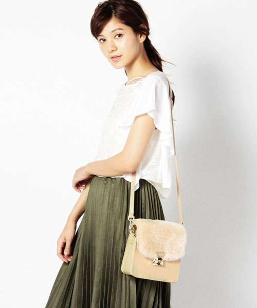 ROSE BUD（ローズバッド）の「(M&Z) M03206 LEATHER/BOA SML FLAP SHOULDER BAG[結婚式＆パーティー]（ショルダーバッグ・レディース・ライトベージュ/ブラック/ダークベージュ・ONE SIZE）」の6枚目の写真