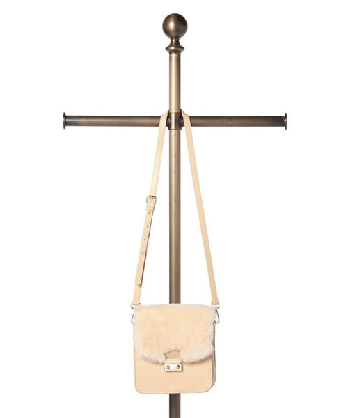 ROSE BUD（ローズバッド）の「(M&Z) M03206 LEATHER/BOA SML FLAP SHOULDER BAG[結婚式＆パーティー]（ショルダーバッグ・レディース・ライトベージュ/ブラック/ダークベージュ・ONE SIZE）」の4枚目の写真