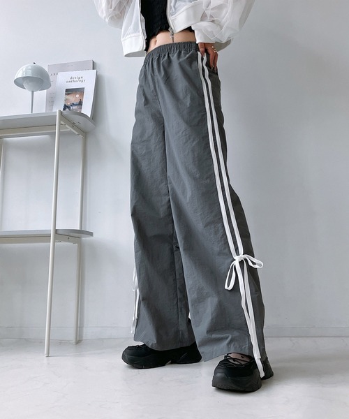AS KNOW AS plus（アズノゥアズプラス）の「◎サイドライン リボンパンツ（その他パンツ・レディース・チャコールグレー/サックスブルー/ブラック・FREE）」の3枚目の写真