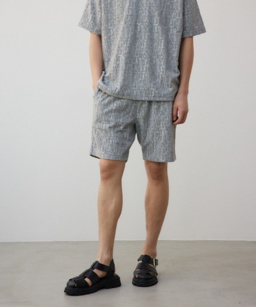 AZUL by moussy（アズールバイマウジー）の「ロゴ総柄パイルショーツ（スウェットパンツ・メンズ・ホワイト/ブラック/グレー・FREE）」の3枚目の写真