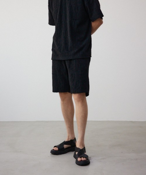 AZUL by moussy（アズールバイマウジー）の「ロゴ総柄パイルショーツ（スウェットパンツ・メンズ・ホワイト/ブラック/グレー・FREE）」の2枚目の写真