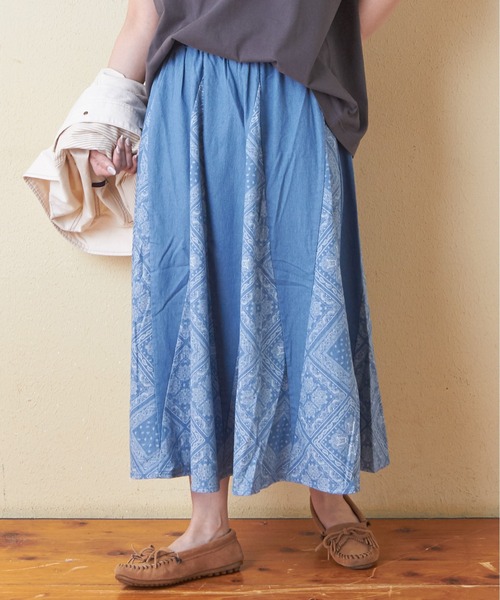 CUBE SUGAR（キューブシュガー）の「ペイズリープリントデニム切替スカート（デニムスカート・レディース・ライトブルー/インディゴブルー・M）」の2枚目の写真