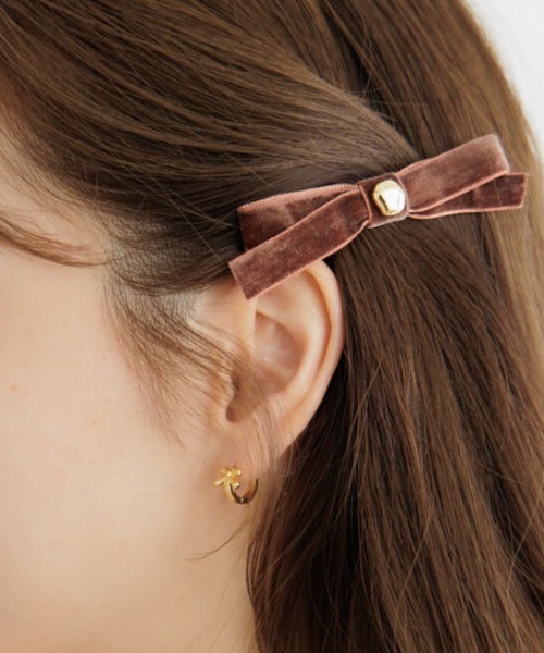 flower(フラワー)の「チャームベロアリボンクリップ(バレッタ/ヘアクリップ・レディース・ブラック/ブラウン・A/B)」の2枚目の写真