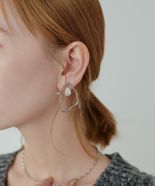 natural couture（ナチュラルクチュール）の「ニュアンスサークルパールイヤリング（イヤリング・レディース・シルバー/ゴールド・FREE）」の2枚目の写真